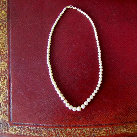 PEARL NECKLACE, 17" GRADUATED SIZES, GOLDEN CLASP, OFF-WHITE PEARL COLOR - Picture 4 of 5